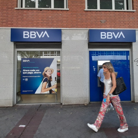 Una mujer pasa una oficina bancaria del BBVA en Madrid. E.P./Eduardo Parra