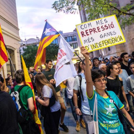 Decenas de personas se concentran en Sabadell para protestar por la detención de nueve personas vinculadas a los Comités de Defensa de la República (CDR). /EFE