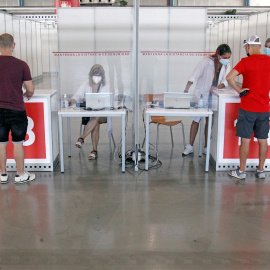 Varias personas esperan para vacunarse en la Institución Ferial Alicantina (IFA) de Elche.