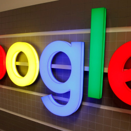 Logotipo iluminado de Google. / REUTERS