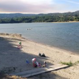 El calor y la sequía envenenan con ácido sulfhídrico el embalse de Ourense contaminado por las macrogranjas