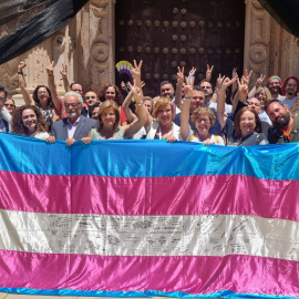 Activistas y diputados y exdiputados conmemoran los diez años de la ley trans de Andalucía.