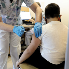 Un trabajador sanitario inyecta la vacuna contra el Covid-19 a un menor, en el Hospital Infanta Sofía, a 30 de diciembre de 2021, en San Sebastián de los Reyes, Madrid, (España).