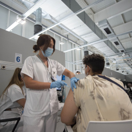 Un joven recibe la primera dosis de la vacuna Pfizer en el Hospital Zendal. Foto de archivo.