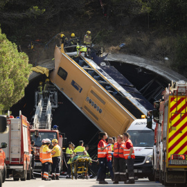 Tres personas han resultado heridas críticas y una grave en el accidente de un autocar de trabajadores del grupo Inditex que ha volcado a la entrada de un túnel de la C-32, a la altura de Pineda (Barcelona).