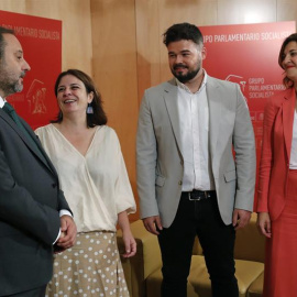 La vicesecretaria general y portavoz del Grupo Parlamentario Socialista, Adriana Lastra, y el secretario de Organización y ministro de Fomento en funciones, José Luis Ábalos, en la reunión con el portavoz de ERC en el Congreso, Gabriel Rufián, y la p