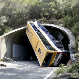 L'autobús bolcat a la C-32, amb els serveis d'emergències treballant al lloc