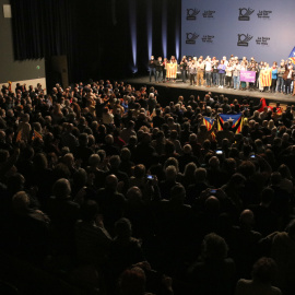 El Teatre-Auditori de Sant Cugat del Vallès, dempeus en la cloenda de l'acte d'inici del desè aniversari de l'ANC.