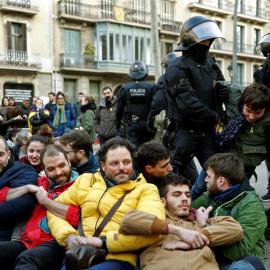 Mossos d'Esquadra han desallotjat diversos vaguistes que feien un tall al tràfic de la Gran Via de Barcelona durant la jornada de la vaga general convocada en el marc de les protestes contra el judici del "procés" que se celebra aquests ies al Tribunal.