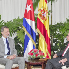 Fotografía cedida por Estudios Revolución de rey de España Felipe VI (i) hablando con el expresidente de Cuba y actual líder del Partido Comunista del país (PCC), Raúl Castro. /EFE