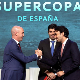 11/11/2019.- El presidente de la Real Federación Española de Fútbol, Luis Rubiales (i) y el presidente de la autoridad general del deporte de Arabia Saudí, el príncipe Abdulaziz Bin Turki Alfaisal. / EFE