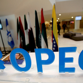 Imagen de archivo del logo de la OPEP (OPEC, en inglés) en una sala donde se reúnen los miembros de la organización, en Argel. - REUTERS