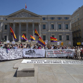 Colectivos antifranquistas se concentran frente al Congreso para pedir el fin de la impunidad del franquismo