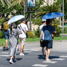 Varias personas en la calle a 47 grados de temperatura, a 24 de julio de 2024, en Sevilla.