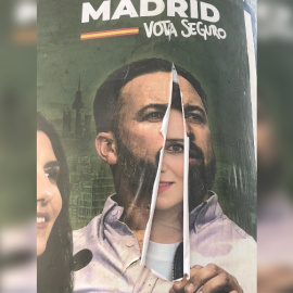 "El octavo pasajero": el cartel de campaña de Vox que es la metáfora perfecta de lo que podría ser el próximo Gobierno de Madrid