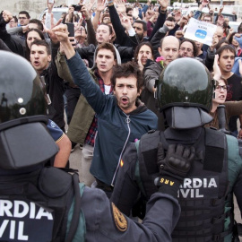 01/10/2017 - La Guardia Civil ante un centro de votación de Sant Julià de Ramis (Girona) el 1-O. EFE/ROBIN TOWNSEND