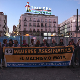 Un grupo de personas pertenecientes a Foro Madrid durante una concentración contra la violencia de género en la puerta del Sol, a 25 de octubre de 2022. Archivo.