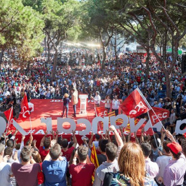 Milers de persones han acudit a la Pineda de Gavà, a la Festa de la Rosa del PSC. EFE / ALEJANDRO GARCÍA