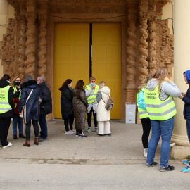 Diverses persones concentrades a les portes del pavelló 7 de Fira de Barcelona