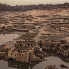 15/03/2022- Imagen tomada este martes del antiguo pueblo de Aceredo, en Lobios, que quedó sepultado en la década de los noventa por las aguas del embalse de Lindoso y que en los últimos meses ha vuelto a emerger debido a la sequía.