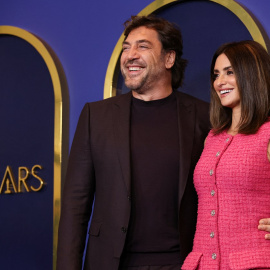 Javier Bardem y Penelope Cruz posan antes del tradicional almuerzo de los candidatos a los Oscar, en Los Angeles (California, EEUU). REUTERS/Mario Anzuoni