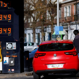 Un hombre llena el depósito de su vehículo en una estación de servicio en Madrid. REUTERS/Juan Medina