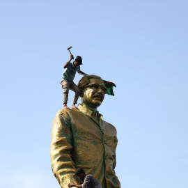 Un hombre trata de romper la estatua del padre de Sheikh Hasina, Sheikh Mujiban Rahman, durante las protestas de este miércoles en Bangladesh.