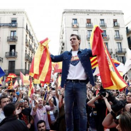 El presidente de Ciudadanos, Albert Rivera, durante el acto en la plaza de Sant Jaume de Barcelona.EFE