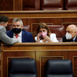 El portavoz de ERC, Gabriel Rufián, habla a la portavoz parlamentaria socialista, Adriana Lastra, y Rafael Simancas, entre otros, durante al pleno que este miércoles celebra el Congreso en el que se votan los diferentes decretos ley acordados en los úl