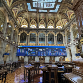 Vista del patio de negociación de la Bolsa de Madrid, con los paneles informativos sobre la marcha de la sesión en el mercado. EFE / Ana Bornay