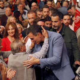 El candidato socialista a la presidencia, y presidente del Gobierno en funciones, Pedro Sánchez, abraza a un seguidor en un acto de precampaña en Zamora, Castilla y León. EFE/Mariam A. Montesinos