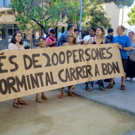 Concentració a Badalona per reclamar l'obertura d'un alberg per a persones sense llar.