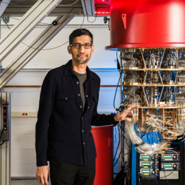 Sundar Pichai, CEO de Google, junto al ordenador cuántico. Google