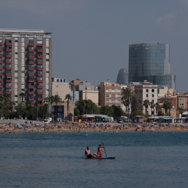 5 de agosto de 2024. Varias personas hacen actividades acuáticas en el mar, a 5 de agosto de 2024, en Barcelona.