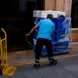 Un repartidor deja material a la puerta de un restaurante en Ronda (Málaga). REUTERS/Jon Nazca