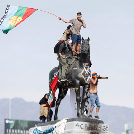 23/10/2019.- Manifestantes protestan contra el Gobierno por sexto día consecutivo este miércoles, en el centro de Santiago (Chile). - EFE / Alberto Valdes