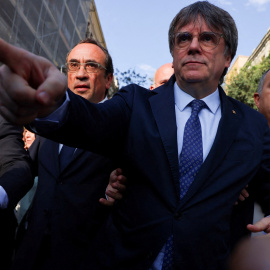 Carles Puigdemont, rodeado por otros dirigentes de Junst, después de pronunciar su discurso en Barcelona tras siete años de exilio. REUTERS/Nacho Doce