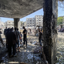 08/08/2024 Palestinos inspeccionan los destrozos tras un ataque israelí contra la escuela de Al-Zahraa, en el este de la ciudad de Gaza, a 8 de agosto de 2024.