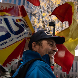 Un manifestante durante una concentración de sindicatos de Policía Nacional y Guardia Civil contra la amnistía, en Barcelona. E.P./David Zorrakino