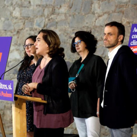 La alcaldesa de Barcelona, Ada Colau (i) junto a la número uno al Senado Rosa Lluch (2ªd), hija de Ernest Lluch, y el número uno al Congreso, Jaume Asens (d), durante un acto celebrado en el Fossar del Mercat de Sant Antoni en el que los Comunes han da