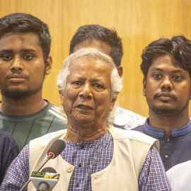 Muhammad Yunus jura como presidente de Bangladés rodeado de los líderes de las protestas.