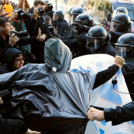 Antidisturbios de los Mossos cargando contra manifestantes .. EFE / Alejandro García