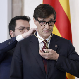 El president sortint, Pere Aragonès, entrega la medalla al president electe, Salvador Illa, en l'acte de presa de possessió del càrrec de president de la Generalitat.