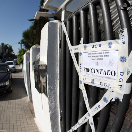 Fachada de la vivienda a las puertas de la cual se encontró a una mujer inconsciente y con signos de violencia este jueves en la localidad madrileña de Pozuelo de Alarcón.