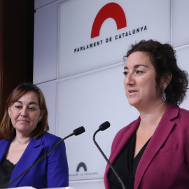 La nova consellera d'Economia, Alícia Romero (dreta), i la nova consellera de Territori, Sílvia Paneque (esq.), en una imatge d'arxiu al Parlament de Catalunya.