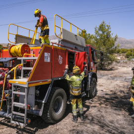 11 de agosto de 2024. Bomberos del consorcio provincial de Alicante en la zona afectada por el incendio declarado ayer en Benidorm, 11 de agosto de 2024.