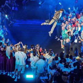 Tom Cruise baja de un cable en el Stade de France durante la clausura de los Juegos Olímpicos de París, a 11 de agosto de 2024.