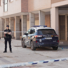 Varios agentes de la Policía en el lugar donde han ocurrido los hechos, en Valladolid, Castilla y León (España).