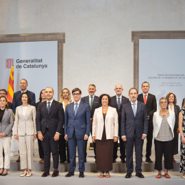 Foto de família del nou Govern de la Generalitat, presidit per Salvador Illa