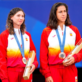 12/08/2024 Las tenistas de dobles Cristina Bucsa y Sara Sorribes durante la entrega de medallas en los Juegos Olímpicos de París 2024. Foto de archivo.